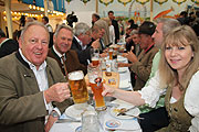 Wiesn Stadtrat Helmut Schmid mit Stadtrats Kollegin Gabriele Neff, im Hintergrund Hermann Memmel (Foto: MartiN Schmitz)